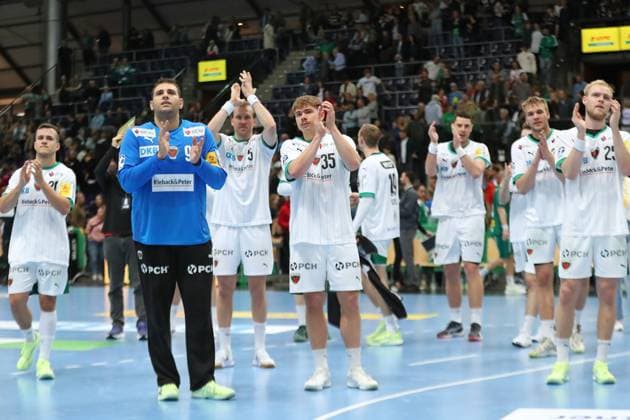 Handball DAIKIN HBL, SC DHfK Leipzig Füchse Berlin 09 11 2025 Applause for the fans of goalkeeper Dejan Milosavljev 96, Füchse Berlin , Max Darj 5, Füchse Berlin , Max Günther 35, Füchse Berlin and Team Handball, DAIKIN HBL, 1 Bundesliga, Season 2025 2026, 11 Matchday SC DHfK Leipzig vs Füchse Berlin on 09 11 2025 at Quarterback Immobilien Arena Leipzig Copyright: xBEAUTIFULxSPORTS JanxKaeferx