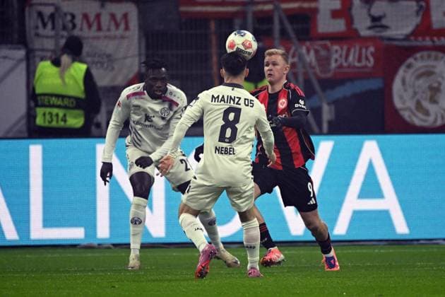 09 11 2025, xjhx, Soccer 1 Bundesliga, Eintracht Frankfurt 1 FSV Mainz 05 v l Danny da Costa FSV Mainz 05 Paul Nebel FSV Mainz 05 Jonathan Jonny Burkardt Eintracht Frankfurt Zweikampf, Aktion, action, battle for the ball DFL DFB REGULATIONS PROHIBIT ANY USE OF PHOTOGRAPHS as IMAGE SEQUENCES and or QUASI VIDEO Frankfurt am Main