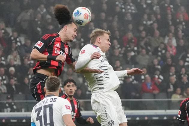 Arthur Theate Eintracht Frankfurt, 03 clears against Lennard Maloney 1 FSV Mainz 05, 15 Frankfurt 09 11 2025 Eintracht Frankfurt vs 1 FSV Mainz 05, Deutsche Bank Park, Matchday 10 Bundesliga