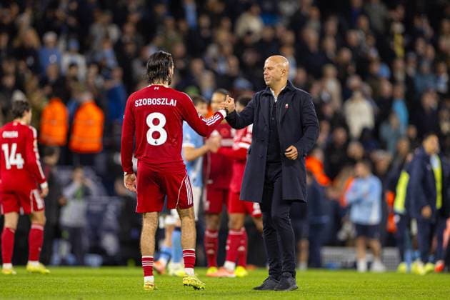 Football - FA Premier League - Manchester City FC v Liverpool FC MANCHESTER, ENGLAND - Sunday, November 9, 2025: Liverpool s Dominik Szoboszlai (L) and head coach Arne Slot after the FA Premier League match between Manchester City FC and Liverpool FC at the City of Manchester Stadium. (Photo by David Rawcliffe Propaganda) MANCHESTER City of Manchester Stadium GREATER MANCHESTER ENGLAND  Copyright: xDavidxRawcliffex P2025-11-09-Man_City_Liverpool-135