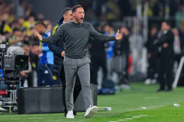 2025-11-09 Fenerbahce SK v Kayserispor - Trendyol Super Lig ISTANBUL, TURKEY - NOVEMBER 9: Head coach Domenico Tedesco of Fenerbahce SK reacts during the Trendyol Super Lig match between Fenerbahce SK and Kayserispor at Ulker Sukru Saracoglu Stadium on November 9, 2025 in Istanbul, Turkey. (Photo by BSR Agency) Istanbul Turkey Content not available for redistribution in The Netherlands directly or indirectly through any third parties. Copyright: xBSRxAgencyx