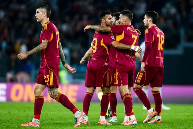 November 9, 2025, Rome, ITALIA ROMA: Roma™s Zeki Celik jubilates with his teammates after scoring the 2-0 goal during the Italian Serie A soccer match AS Roma vs Udinese Calcio at the Olimpico stadium in Rome, Italy, 09 November 2025. ANSA ANGELO CARCONI. Soccer: Serie A; AS Roma Vs Udinese Calcio  - ZUMAa110 20251109_zaf_a110_109 Copyright: xAngeloxCarconix