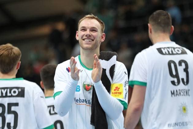 Handball DAIKIN HBL, SC DHfK Leipzig Füchse Berlin 09 11 2025 Mathias Gidsel 19, Füchse Berlin applauds the fans with a smile Handball, DAIKIN HBL, 1 Bundesliga, Saison 2025 2026, 11 Spieltag SC DHfK Leipzig vs Füchse Berlin am 09 11 2025 in der Quarterback Immobilien Arena Leipzig Copyright: xBEAUTIFULxSPORTS JanxKaeferx