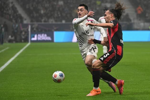 09 11 2025, xjhx, Fussball 1 Bundesliga, Eintracht Frankfurt 1 FSV Mainz 05 v l Paul Nebel FSV Mainz 05 Arthur Theate Eintracht Frankfurt Zweikampf, Aktion, action, battle for the ball DFL DFB REGULATIONS PROHIBIT ANY USE OF PHOTOGRAPHS as IMAGE SEQUENCES and or QUASI VIDEO Frankfurt am Main