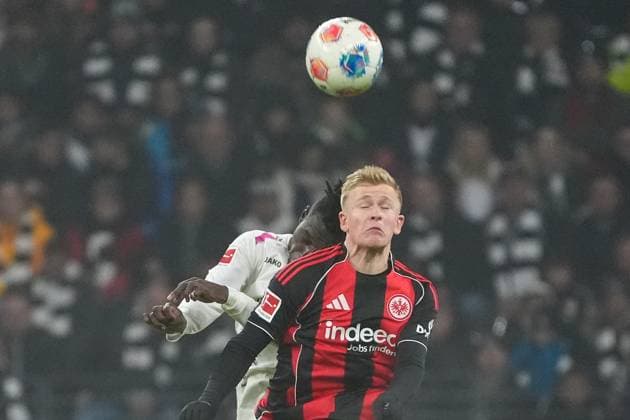Header duel between former Mainz player Jonathan Burkhardt Eintracht Frankfurt, 09 against former Frankfurt player Danny da Costa 1 FSV Mainz 05, 21 Frankfurt 09 11 2025 Eintracht Frankfurt vs 1 FSV Mainz 05, Deutsche Bank Park, 10 Matchday Bundesliga