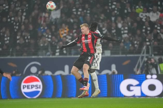 Header duel between former Mainz player Jonathan Burkhardt Eintracht Frankfurt, 09 against former Frankfurt player Danny da Costa 1 FSV Mainz 05, 21 Frankfurt 09 11 2025 Eintracht Frankfurt vs 1 FSV Mainz 05, Deutsche Bank Park, 10 Matchday Bundesliga