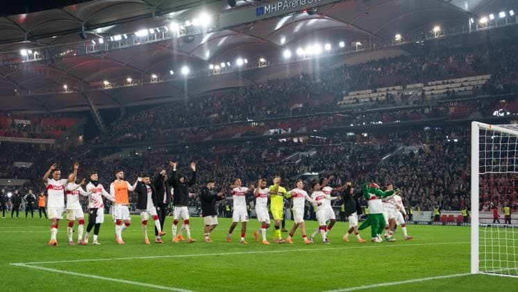 After the end of the game, cheers, joy for the VfB Stuttgart team, thanks to the fans GER, VfB Stuttgart vs FC Augsburg, Football, Men, 1 Bundesliga, Matchday 10, Season 2025 2026, 09 11 2025, DFL DFB REGULATES PROHIBIT ANY USE OF PHOTOGRAPHS AS IMAGE SEQUENCES AND OR QUASI VIDEO, GER, VfB Stuttgart vs FC Augsburg, Football, Men, 1 Bundesliga, Matchday 10, Season 2025 2026, 09 11 2025 Stuttgart Copyright: xEibner-Pressefoto WolfgangxFrankx EP_WFK