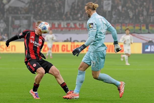 Frankfurt, Germany 09 November 2025 1 BL 2025 2026 Eintracht Frankfurt vs FSV Mainz 05 In picture from left in duel Jonathan Burkardt Frankfurt vs goalkeeper Robin Zentner Mainz DFL regulations prohibit any use of photographs as image sequences and or quasi video Deutsche Bank Park Hessen Copyright: xFotostandx xRacochax