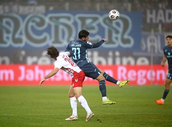 Football, Men, 3 Liga, Season 2025 2026, SSV Jahn Regensburg TSV 1860 Munich, Jahnstadion Benedikt Bauer left with Kevin Volland TSV 1860 Munich right in a duel for the ball
