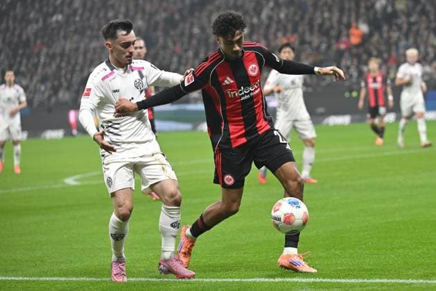 Soccer 1 Bundesliga 10 Matchday Eintracht Frankfurt 1 FSV Mainz 05 on 09 11 2025 at Deutsche Bank Park in Frankfurt Nathaniel Brown Frankfurt , right Paul Nebel Mainz , left DFL regulations prohibit any use of photographs as image sequences and or quasi video xJKx