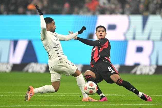 Soccer 1 Bundesliga 10 Matchday Eintracht Frankfurt 1 FSV Mainz 05 on 09 11 2025 at Deutsche Bank Park in Frankfurt Phillipp Mwene Mainz , left Fares Chaibi Frankfurt , right DFL regulations prohibit any use of photographs as image sequences and or quasi video xJKx
