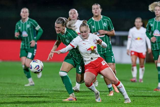 from left Medina Desic SV Werder Bremen, 9 and Victoria Krug RB Leipzig, 20 in a duel, dynamic, action, action, game scene, THE DFB REGULATIONS PROHIBIT ANY USE OF PHOTOGRAPHS AS IMAGE SEQUENCES AND OR QUASI VIDEO , 09 11 2025, Bremen Germany , Football, Google Pixel Womens Bundesliga, SV Werder Bremen RB Leipzig xobx