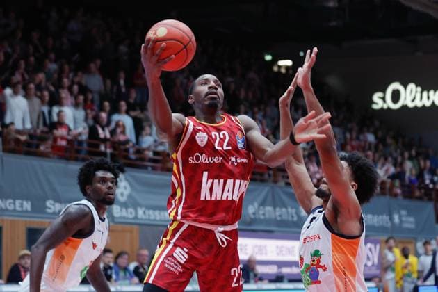 In the picture from left Kassim Nicholson Rostock Seawolves, 8 , Johnathan Stove Wuerzburg Baskets, 22 and DShawn Schwartz Rostock Seawolves, 5 09 11 2025, Basketball, Fitness First Wuerzburg Baskets vs Rostock Seawolves, easyCredit BBL, 7 Matchday, Germany, Wuerzburg, tectake Arena, Copyright: HMBxMedia xJulienxBecker