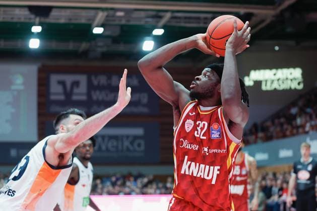 In the picture from left Owen Klassen Rostock Seawolves, 22 against Charles Thompson Wuerzburg Baskets, 32 09 11 2025, Basketball, Fitness First Wuerzburg Baskets vs Rostock Seawolves, easyCredit BBL, 7 Matchday, Germany, Wuerzburg, tectake Arena, Copyright: HMBxMedia xJulienxBecker