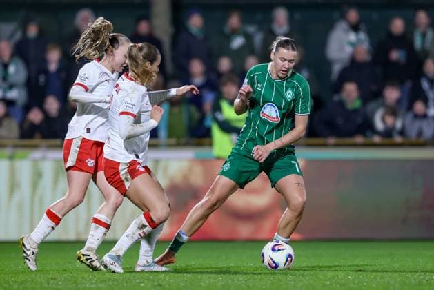 from left Lou Ann Joly RB Leipzig, 6 , Andrea Norheim RB Leipzig, 3 and Larissa Mühlhaus SV Werder Bremen, 7 in duel, duel, dynamics, action, action, game scene, THE DFB REGULATIONS PROHIBIT ANY USE OF PHOTOGRAPHS AS IMAGE SEQUENCES AND OR QUASI VIDEO , 09 11 2025, Bremen Germany , Football, Google Pixel Womens Bundesliga, SV Werder Bremen RB Leipzig xobx