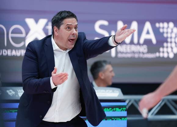 In the picture Head Coach Sasa Filipovski Wuerzburg Baskets with instructions 09 11 2025, Basketball, Fitness First Wuerzburg Baskets vs Rostock Seawolves, easyCredit BBL, Matchday 7, Germany, Wuerzburg, tectake Arena, Copyright: HMBxMedia xJulienxBecker