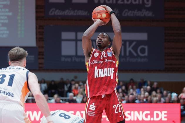 In the picture from left Matthes Tilsen Rostock Seawolves, 22 against Johnathan Stove Wuerzburg Baskets, 22 09 11 2025, Basketball, Fitness First Wuerzburg Baskets vs Rostock Seawolves, easyCredit BBL, 7 Matchday, Germany, Wuerzburg, tectake Arena, Copyright: HMBxMedia xJulienxBecker