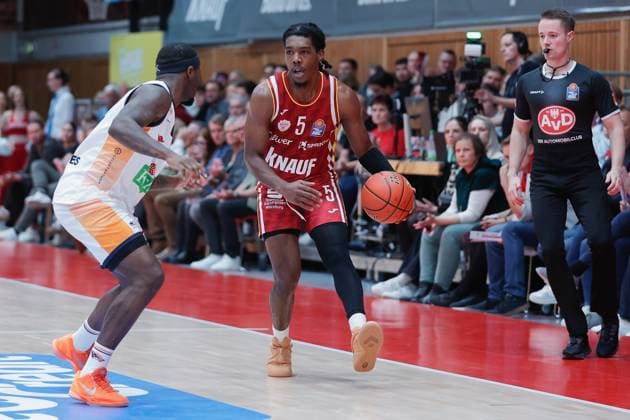 In the picture from left TJ Crockett Jr Rostock Seawolves, 0 against Marcus Carr Wuerzburg Baskets, 5 09 11 2025, Basketball, Fitness First Wuerzburg Baskets vs Rostock Seawolves, easyCredit BBL, 7 Matchday, Germany, Wuerzburg, tectake Arena, Copyright: HMBxMedia xJulienxBecker