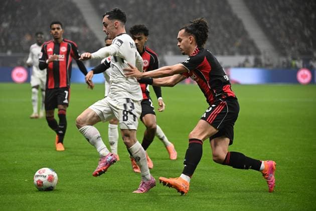 09 11 2025, xjhx, Fussball 1 Bundesliga, Eintracht Frankfurt 1 FSV Mainz 05 v l Paul Nebel FSV Mainz 05 Arthur Theate Eintracht Frankfurt Zweikampf, Aktion, action, battle for the ball DFL DFB REGULATIONS PROHIBIT ANY USE OF PHOTOGRAPHS as IMAGE SEQUENCES and or QUASI VIDEO Frankfurt am Main