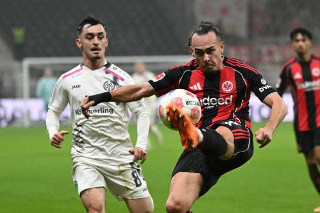 09 11 2025, xjhx, Fussball 1 Bundesliga, Eintracht Frankfurt 1 FSV Mainz 05 v l Paul Nebel FSV Mainz 05 Arthur Theate Eintracht Frankfurt Zweikampf, Aktion, action, battle for the ball DFL DFB REGULATIONS PROHIBIT ANY USE OF PHOTOGRAPHS as IMAGE SEQUENCES and or QUASI VIDEO Frankfurt am Main