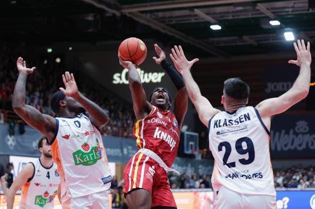 In the picture from left TJ Crockett Jr Rostock Seawolves, 0 , Marcus Carr Wuerzburg Baskets, 5 and Owen Klassen Rostock Seawolves, 22 09 11 2025, Basketball, Fitness First Wuerzburg Baskets vs Rostock Seawolves, easyCredit BBL, 7 Matchday, Germany, Wuerzburg, tectake Arena, Copyright: HMBxMedia xJulienxBecker