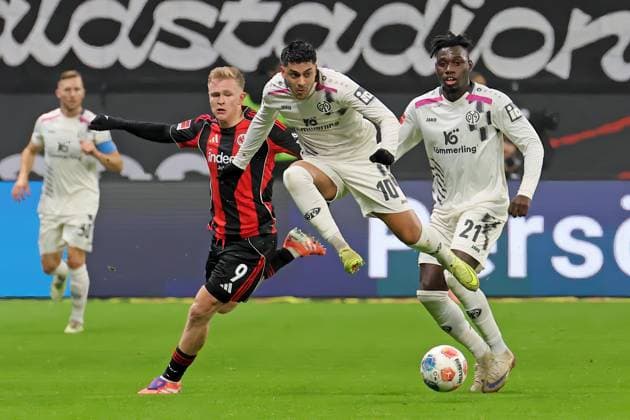 Frankfurt, Germany 09 November 2025 1 BL 2025 2026 Eintracht Frankfurt vs FSV Mainz 05 In the picture from left fighting for the ball Jonathan Burkardt Frankfurt , Nadiem Amiri Mainz and Danny da Costa Mainz DFL regulations prohibit any use of photographs as image sequences and or quasi video Deutsche Bank Park Hessen Copyright: xFotostandx xRacochax