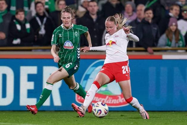 from left Reena Wichmann SV Werder Bremen, 6 and Nikoline Dudek RB Leipzig, 24 in a duel, dynamic, action, action, game scene, THE DFB REGULATIONS PROHIBIT ANY USE OF PHOTOGRAPHS AS IMAGE SEQUENCES AND OR QUASI VIDEO , 09 11 2025, Bremen Germany , Football, Google Pixel Womens Bundesliga, SV Werder Bremen RB Leipzig xobx
