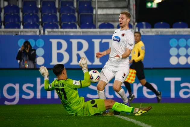 09 11 2025, xavx, Soccer 3 Liga, SV Wehen Wiesbaden FC Viktoria Köln v l Goalkeeper Noah Brdar SV Wehen Wiesbaden clears the ball in front of Meiko Sponsel FC Viktoria Köln DFL DFB REGULATIONS PROHIBIT ANY USE OF PHOTOGRAPHS as IMAGE SEQUENCES and or QUASI VIDEO Wiesbaden
