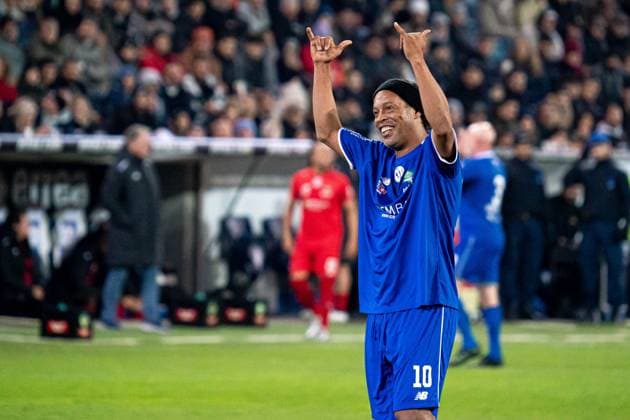 Lucerne, Switzerland, November 9th 2025 Ronaldinho (Brazil) during the Jogo Dos Famosos match between Ronaldinho and Friends and Swiss Legends at Swissporarena, Lucerne, Switzerland. (Priscila Bütler SPP) Copyright: xPriscilaxBütlerx xSPPx Sportspressphoto_SPR59876