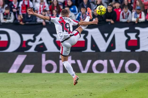 November 9, 2025, Madrid, Madrid, Spain: JORGE DE FRUTOS of Rayo Vallecano controls the ball during the LaLiga EA Sports match between RAYO VALLECANO DE MADRID Vs. REAL MADRID CF at Estadio de Vallecas on November 09, 2025 in Madrid, Spain. Madrid Spain - ZUMAc312 20251109_zsp_c312_063 Copyright: xOscarxManuelxSanchezx