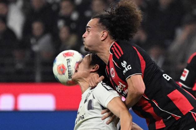 09 11 2025, xjhx, Soccer 1 Bundesliga, Eintracht Frankfurt 1 FSV Mainz 05 v l Jae Sung Lee FSV Mainz 05 Arthur Theate Eintracht Frankfurt Zweikampf, Aktion, action, battle for the ball DFL DFB REGULATIONS PROHIBIT ANY USE OF PHOTOGRAPHS as IMAGE SEQUENCES and or QUASI VIDEO Frankfurt am Main