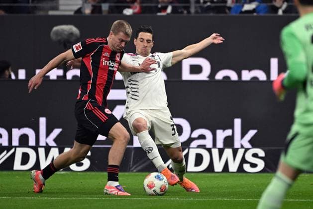 09 11 2025, xjhx, Soccer 1 Bundesliga, Eintracht Frankfurt 1 FSV Mainz 05 v l Rasmus Kristensen Eintracht Frankfurt Dominik Kohr FSV Mainz 05 Zweikampf, Aktion, action, battle for the ball DFL DFB REGULATIONS PROHIBIT ANY USE OF PHOTOGRAPHS as IMAGE SEQUENCES and or QUASI VIDEO Frankfurt am Main