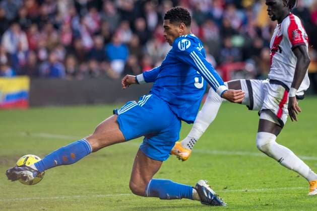 November 9, 2025, Madrid, Madrid, Spain: JUDE BELLINGHAM of Real Madrid CF shoots for goal during the LaLiga EA Sports match between RAYO VALLECANO DE MADRID Vs. REAL MADRID CF at Estadio de Vallecas on November 09, 2025 in Madrid, Spain. Madrid Spain - ZUMAc312 20251109_zsp_c312_066 Copyright: xOscarxManuelxSanchezx
