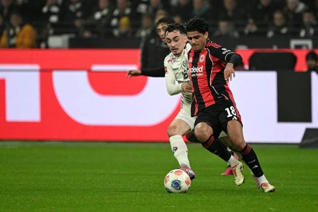 09 11 2025, xjhx, Fussball 1 Bundesliga, Eintracht Frankfurt 1 FSV Mainz 05 v l Paul Nebel FSV Mainz 05 Mahmoud Dahoud Eintracht Frankfurt Zweikampf, Aktion, action, battle for the ball DFL DFB REGULATIONS PROHIBIT ANY USE OF PHOTOGRAPHS as IMAGE SEQUENCES and or QUASI VIDEO Frankfurt am Main