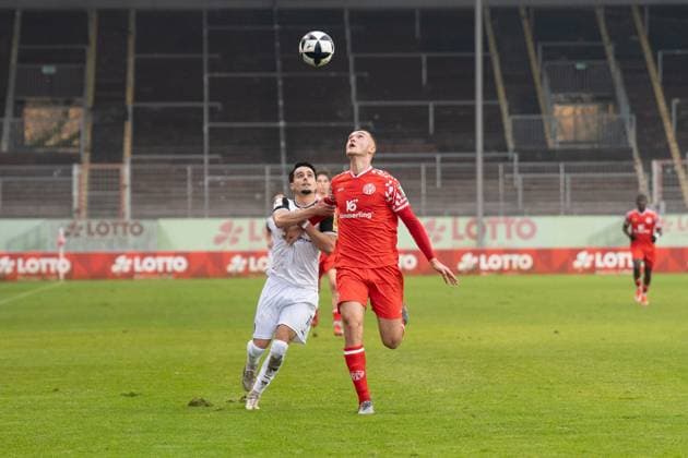 09 11 2025, xhfmx, Soccer Regionalliga Suedwest, FSV Mainz 05 U23 FSV Frankfurt v l Isamil Harnafi FSV Frankfurt and Philipp Schulz 1 FSV Mainz 05 II in a duel DFL DFB REGULATIONS PROHIBIT ANY USE OF PHOTOGRAPHS as IMAGE SEQUENCES and or QUASI VIDEO Mainz