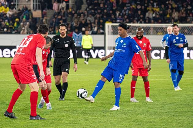 Lucerne, Switzerland, November 9th 2025 Ronaldinho (Brazil) in action during the Jogo Dos Famosos match between Ronaldinho and Friends and Swiss Legends at Swissporarena, Lucerne, Switzerland. (Priscila Bütler SPP) Copyright: xPriscilaxBütlerx xSPPx spp-en-PrBSp-20251109_SPP_PriscilaButler_10