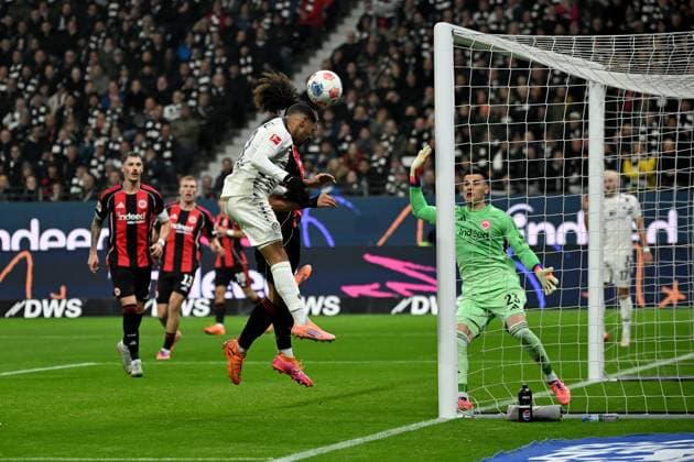 09 11 2025, xjhx, Football 1 Bundesliga, Eintracht Frankfurt 1 FSV Mainz 05 v l Philipp Mwene FSV Mainz 05 Arthur Theate Eintracht Frankfurt Zweikampf, Aktion, action, battle for the ball Michael Zetterer Eintracht Frankfurt DFL DFB REGULATIONS PROHIBIT ANY USE OF PHOTOGRAPHS as IMAGE SEQUENCES and or QUASI VIDEO Frankfurt am Main