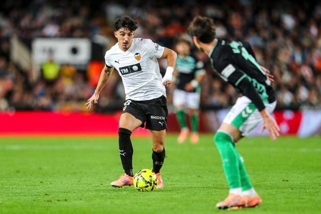 November 9, 2025, Valencia, Valencia, SPAIN: Diego Lopez of Valencia CF in action during the Spanish league, La Liga EA Sports, football match played between Valencia CF and Real Betis Balompie at Mestalla stadium on November 9, 2025, in Valencia, Spain. Valencia SPAIN - ZUMAa181 20251109_zaa_a181_225 Copyright: xIvanxTerronx