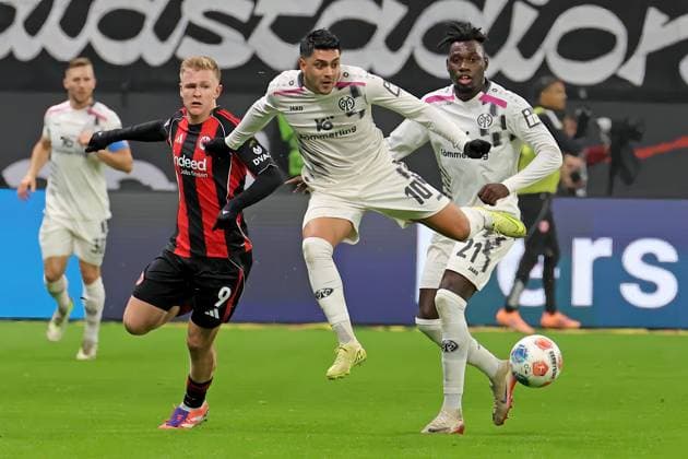 Frankfurt, Germany 09 November 2025 1 BL 2025 2026 Eintracht Frankfurt vs FSV Mainz 05 In the picture from left fighting for the ball Jonathan Burkardt Frankfurt , Nadiem Amiri Mainz and Danny da Costa Mainz DFL regulations prohibit any use of photographs as image sequences and or quasi video Deutsche Bank Park Hessen Copyright: xFotostandx xRacochax