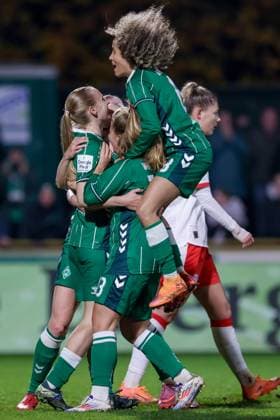 SV Werder Bremen players with goal celebration, cheering, jubilant, optimistic, match scene, highlight, joy about the goal to 2 1 by goal scorer Emöke Papai SV Werder Bremen, 16 left , THE DFB REGULATIONS PROHIBIT ANY USE OF PHOTOGRAPHS AS IMAGE SEQUENCES AND OR QUASI VIDEO , 09 11 2025, Bremen Germany , Football, Google Pixel Womens Bundesliga, SV Werder Bremen RB Leipzig xobx