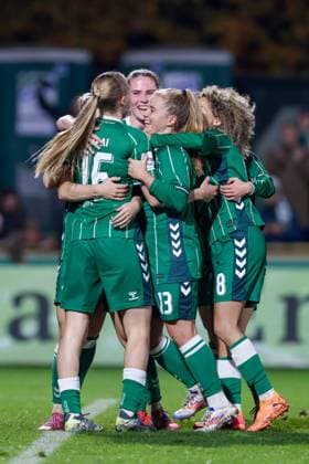 SV Werder Bremen players with goal celebration, cheering, jubilant, optimistic, match scene, highlight, joy about the goal to 2 1, THE DFB REGULATIONS PROHIBIT ANY USE OF PHOTOGRAPHS AS IMAGE SEQUENCES AND OR QUASI VIDEO , 09 11 2025, Bremen Germany , Football, Google Pixel Womens Bundesliga, SV Werder Bremen RB Leipzig xobx