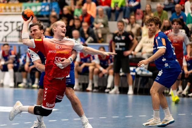 Oskar Kostuj TuSEM Essen, 55 , held on the ball by Stefan Bauer, HBW Balingen Weilstetten, 99 HBW Balingen Weilstetten vs TuSEM Essen, Handball, 2 Bundesliga, Matchday 10, Season 2025 2026, 09 11 2025 Eibner Pressefoto Andreas Ulmer HBW Balingen Weilstetten vs TuSEM Essen, Handball, 2 Bundesliga, Matchday 10, Season 2025 2026, 09 11 2025 Balingen Copyright: xEibner-Pressefoto AndreasxUlmerx EP_AUR
