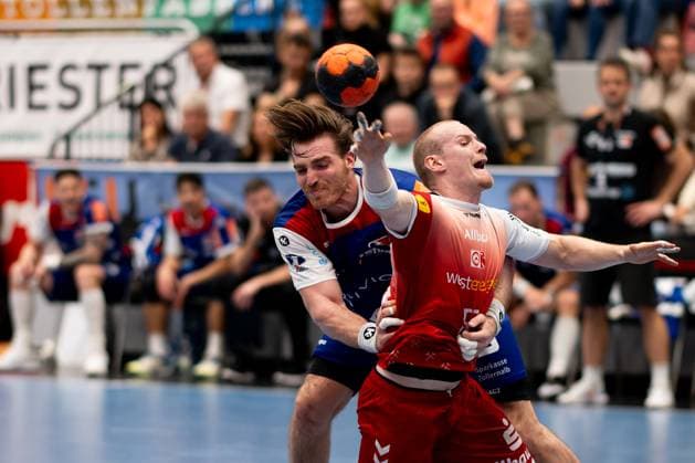 Oskar Kostuj TuSEM Essen, 55 , held on the ball by Stefan Bauer, HBW Balingen Weilstetten, 99 HBW Balingen Weilstetten vs TuSEM Essen, Handball, 2 Bundesliga, Matchday 10, Season 2025 2026, 09 11 2025 Eibner Pressefoto Andreas Ulmer HBW Balingen Weilstetten vs TuSEM Essen, Handball, 2 Bundesliga, Matchday 10, Season 2025 2026, 09 11 2025 Balingen Copyright: xEibner-Pressefoto AndreasxUlmerx EP_AUR