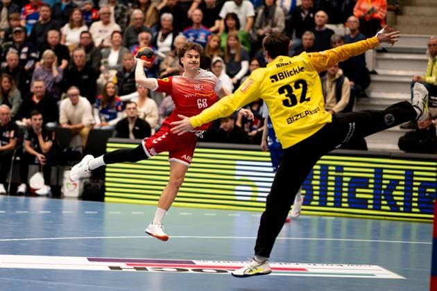 Tim Mast TuSEM Essen, 68 , on a throw, Benedek Nagy HBW Balingen Weilstetten, 32, Goalkeeper without a chance, HBW Balingen Weilstetten vs TuSEM Essen, Handball, 2 Bundesliga, Matchday 10, Season 2025 2026, 09 11 2025 Eibner Pressefoto Andreas Ulmer HBW Balingen Weilstetten vs TuSEM Essen, Handball, 2 Bundesliga, Matchday 10, Season 2025 2026, 09 11 2025 Balingen Copyright: xEibner-Pressefoto AndreasxUlmerx EP_AUR