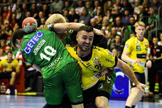 Jannik Kohlbacher Rhein Neckar Löwen,80 vs Elvar Örn Jonsson SC Magdeburg,19 Handball Bundesliga Season 2025 2026 SC Magdeburg vs Rhein Neckar Löwen at the GETEC Arena in Magdeburg Action,Handball,Germany,09 11 2025