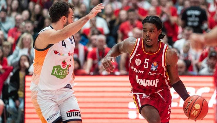 9 11 2025, Basketball, Men, easy credit BBL, easy credit Bundesliga, BBL, Bundesliga, 7 Matchday, Fitness First Würzburg Baskets Rostock Seawolves Elias Baguette Rostock Seawolves, li against Marcus Carr Fitness First Würzburg Baskets, re Würzburg tectake Arena Bayern Germany