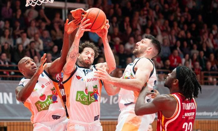 9 11 2025, Basketball, Men, easy credit BBL, easy credit Bundesliga, BBL, Bundesliga, 7 Matchday, Fitness First Würzburg Baskets Rostock Seawolves DeAndre Lansdowne Rostock Seawolves, left , Sid Marlon Theis Rostock Seawolves, 2 v left , Owen Klassen Rostock Seawolves, 2 v right and Charles Thompson Fitness First Würzburg Baskets, right Würzburg tectake Arena Bayern Germany