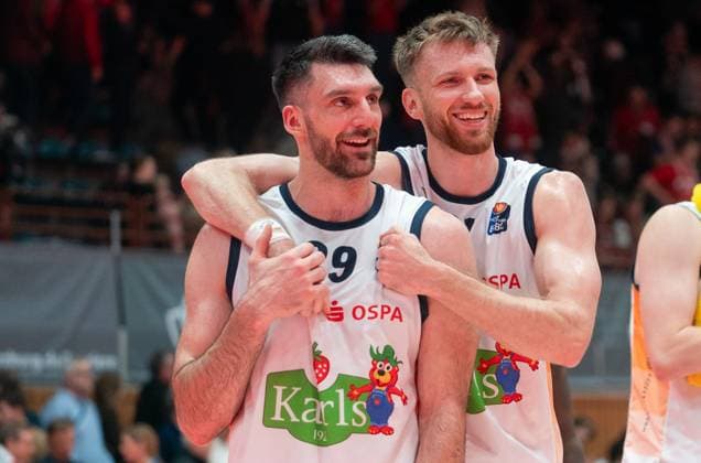 9 11 2025, Basketball, Men, easy credit BBL, easy credit Bundesliga, BBL, Bundesliga, 7 Matchday, Fitness First Würzburg Baskets Rostock Seawolves Owen Klassen Rostock Seawolves, left and Andy Van Vliet Rostock Seawolves, right are happy about the victory after the game Würzburg tectake Arena Bayern Germany