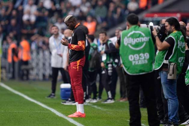 Kocaelispor v Galatasaray -Turkish Super League Victor James Osimhen of Galatasaray SK is seen during the warmup prior to the Turkish Super League match between Kocaelispor and Galatasaray at the Kocaeli Stadium on November 9, 2025 in Kocaeli, Turkey. Kocaeli Kocaeli Turkey Copyright: xGokhanxTanerx