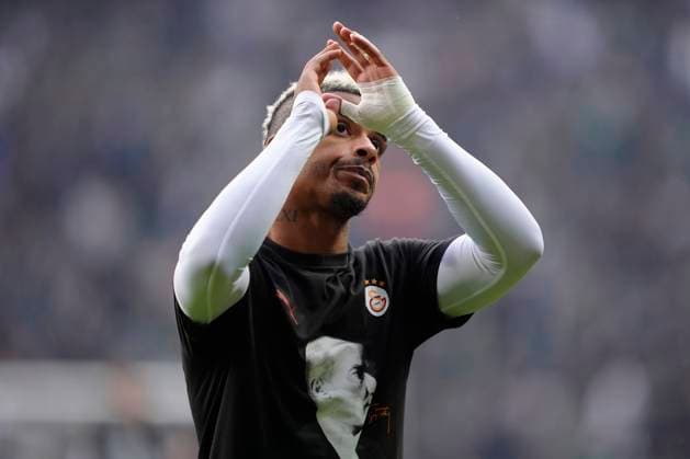 Kocaelispor v Galatasaray -Turkish Super League Mario RenÃ Junior Lemina of Galatasaray SK applauds the team fans before the Turkish Super League match between Kocaelispor and Galatasaray at the Kocaeli Stadium on November 9, 2025 in Kocaeli, Turkey. Kocaeli Kocaeli Turkey Copyright: xGokhanxTanerx